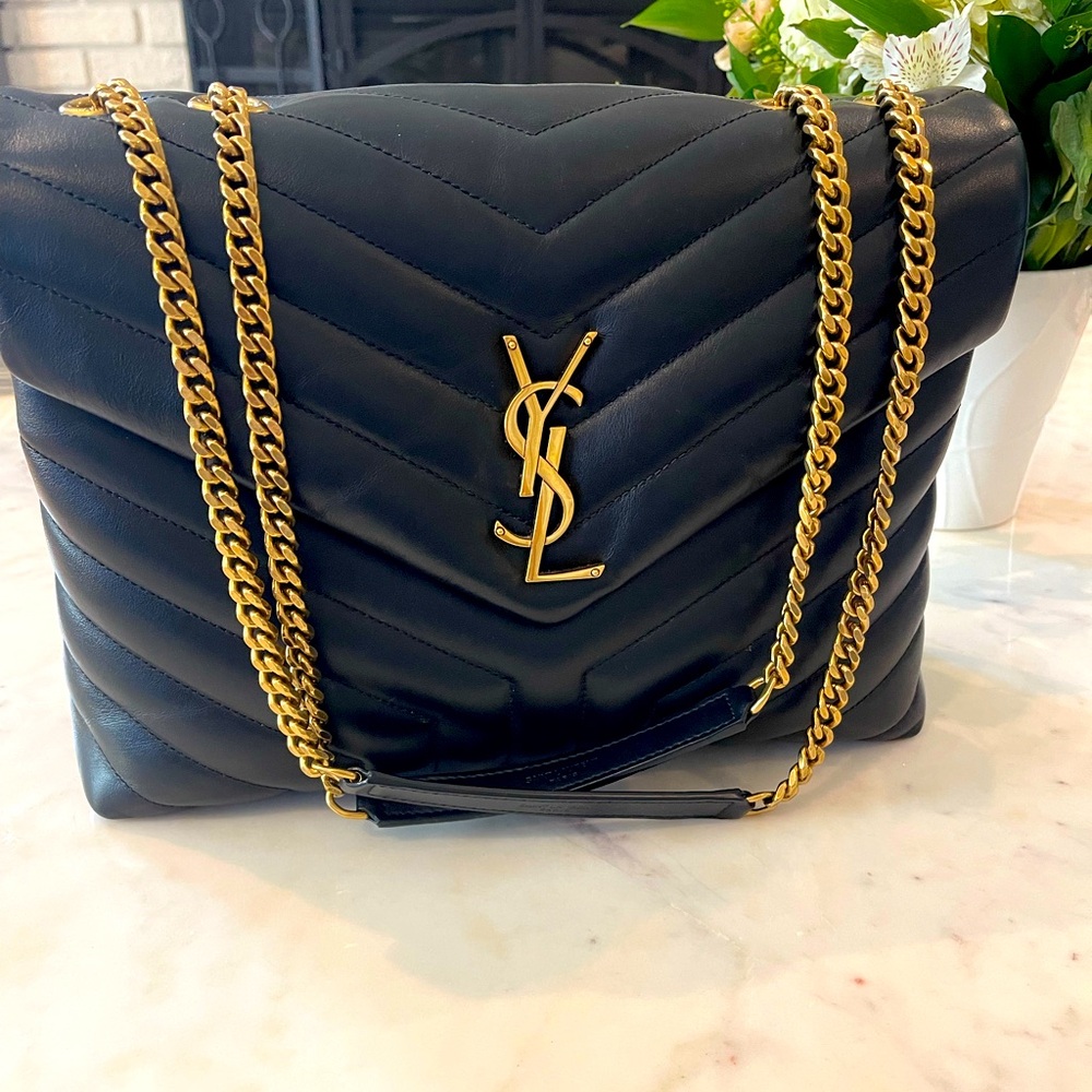 Medium sized ysl lou lou bag in Noir color